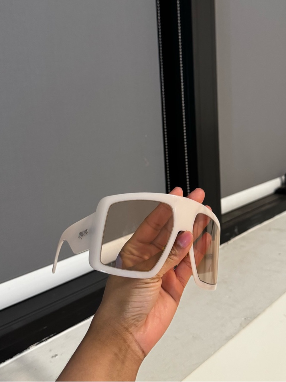 Dior so light sunglasses 
#sunglasses #goggles #dior - Picture 5 of 8